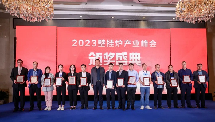 慶東納碧安西北大區(qū)總監(jiān)畢明慧上臺(tái)領(lǐng)獎(jiǎng)(左一)